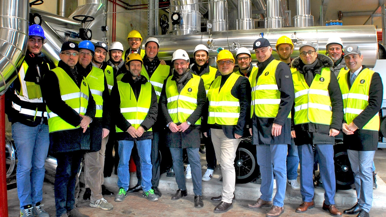 Rozzano, 5000 allggi Aler teleriscaldati grazie a Tim e Getec. Nella foto il gruppo dei tecnici Per Pincioni - Cangemi Foto MDF Rozzano, 5000 allggi Aler teleriscaldati grazie a Tim e Getec. Nella foto il gruppo dei tecnici Per Pincioni - Cangemi Foto MDF