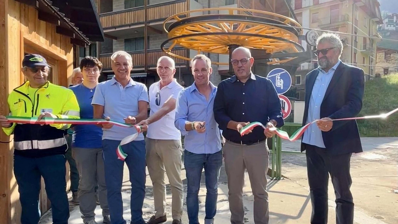 Primo a destra il sindaco Arif Negrini Primo a destra il sindaco Arif Negrini