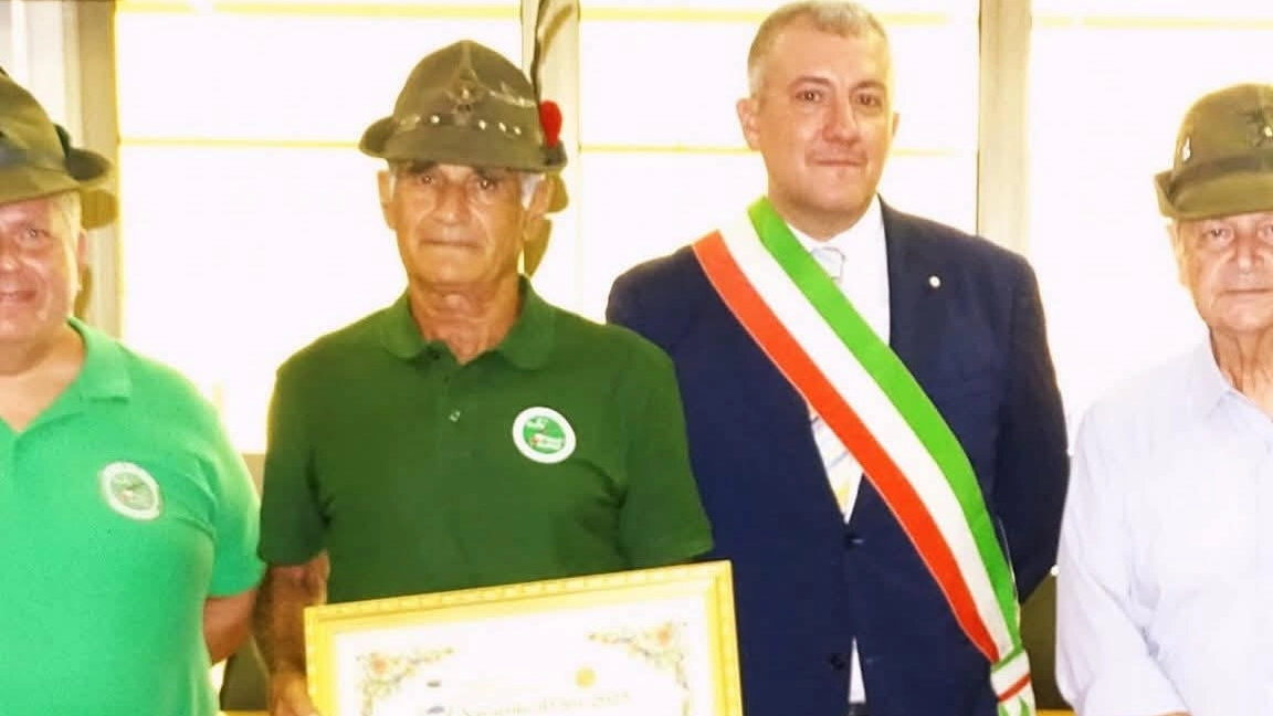 Il sindaco Matteo Delfini premia il volontario Paolo Brena