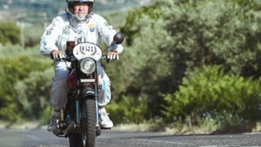 Bertelli sulla sua Iso 125 GT durante la corsa