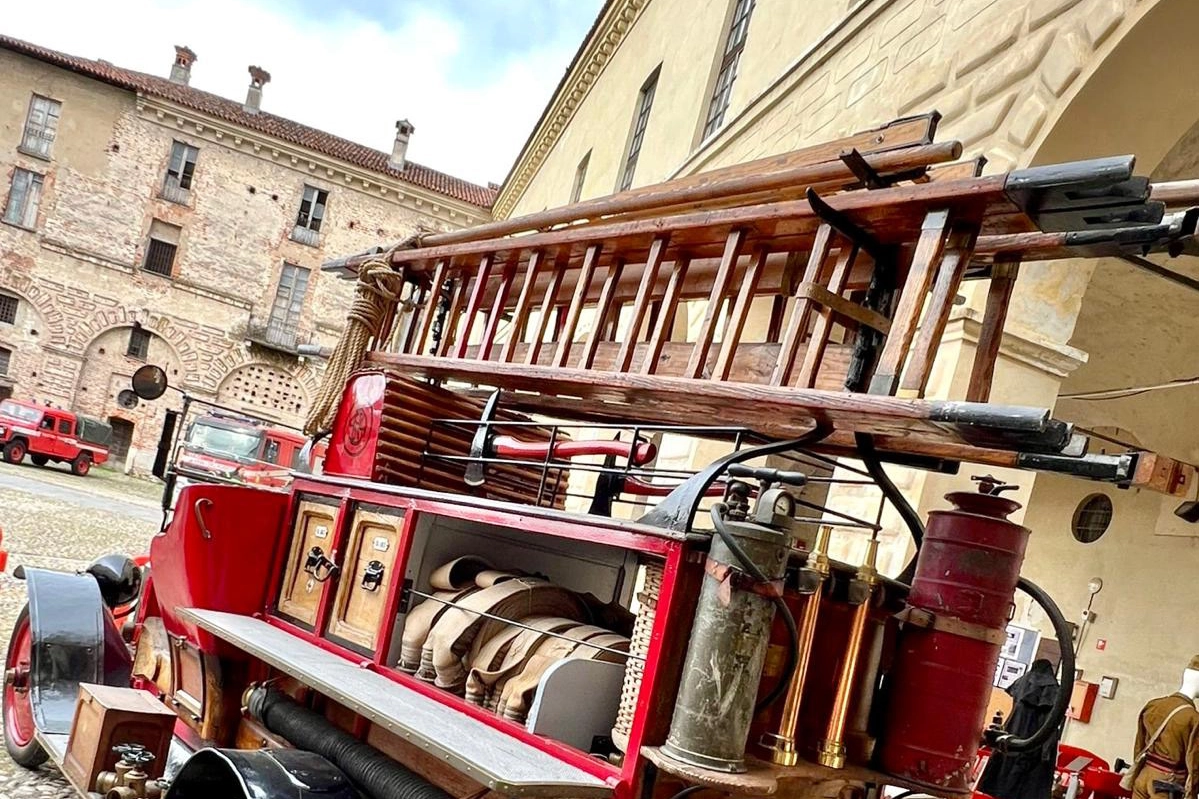 La mostra dedicata ai mezzi storici dei vigili del fuoco volontari di Melegnano