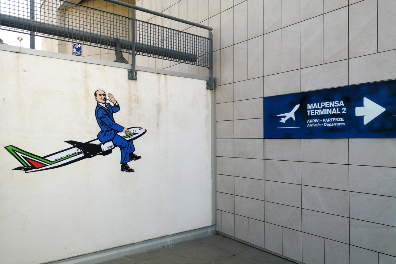 "Welcome to Silvio Berlusconi Airport", il nuovo murale di Palombo a Malpensa