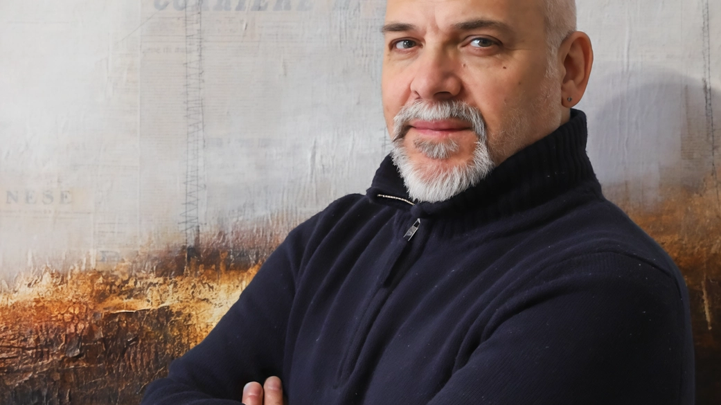Il pittore milanese Luigi Profeta con alle spalle una sua opera artistica La mostra è allestita all’oratorio di Santo Stefano a Lentate sul Seveso