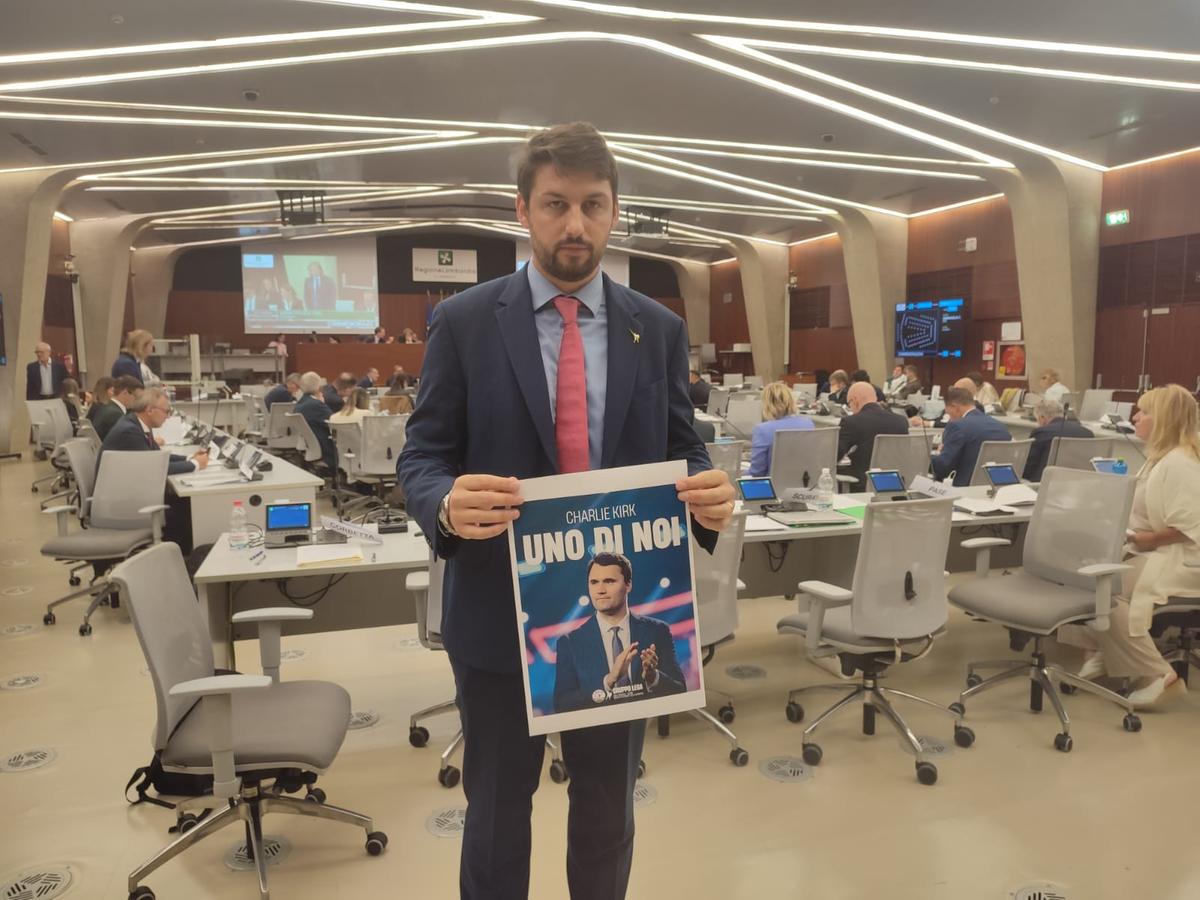 Charlie Kirk, il Consiglio regionale si apre con un minuto di silenzio per l’attivista Usa. La Lega con i cartelli: “Uno di noi” Charlie Kirk, il Consiglio regionale si apre con un minuto di silenzio per l’attivista Usa. La Lega con i cartelli: “Uno di noi”