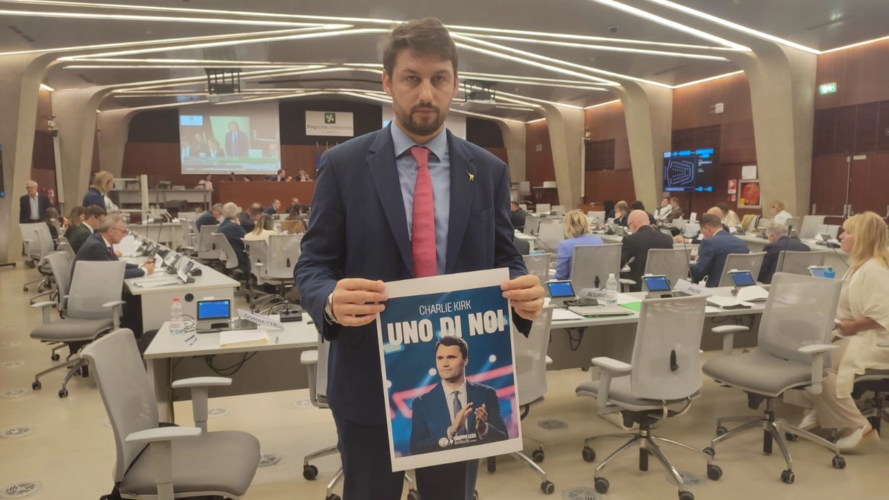 Charlie Kirk, il Consiglio regionale si apre con un minuto di silenzio per l’attivista Usa. La Lega con i cartelli: “Uno di noi”