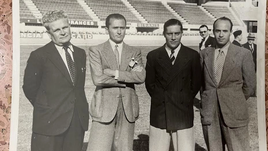 Da sinistra, il commissario tecnico della Nazionale Vittorio Pozzo, con un terzetto di calciatori azzurri campioni del mondo nel 1934 e nel 1938: il difensore Eraldo Monzeglio, l’attaccante Giuseppe Meazza e il centrocampista Giovanni Ferrari (archivio famiglia Vittorio Pozzo, Archivio di Stato di Torino) Da sinistra, il commissario tecnico della Nazionale Vittorio Pozzo, con un terzetto di calciatori azzurri campioni del mondo nel 1934 e nel 1938: il difensore Eraldo Monzeglio, l’attaccante Giuseppe Meazza e il centrocampista Giovanni Ferrari (archivio famiglia Vittorio Pozzo, Archivio di Stato di Torino)