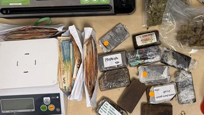 In casa ritrovati hashish, marijuana, denaro in contanti e materiale per confezionare le dosi In casa ritrovati hashish, marijuana, denaro in contanti e materiale per confezionare le dosi