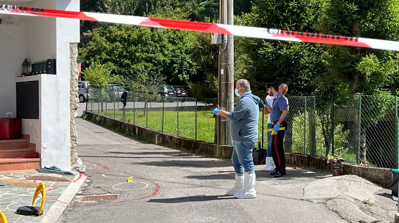 I carabinieri sul luogo dell'accoltellamento a Gardone Valtrompia I carabinieri sul luogo dell'accoltellamento a Gardone Valtrompia