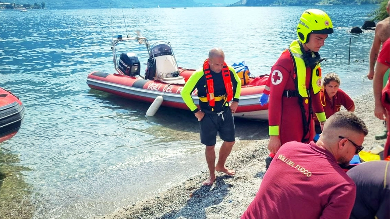 I primi ad arrivare sono stati i vigili del fuoco della Squadra nautica di Lecco che hanno individuato il sessantottenne prima che la corrente lo portasse via I primi ad arrivare sono stati i vigili del fuoco della Squadra nautica di Lecco che hanno individuato il sessantottenne prima che la corrente lo portasse via