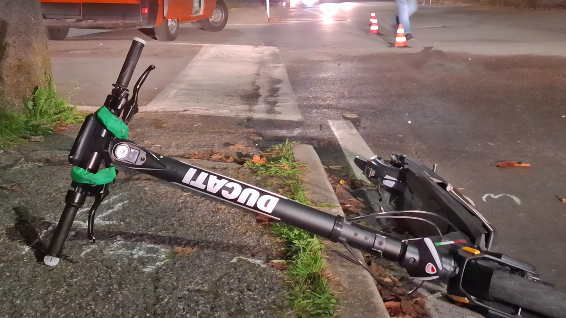 Un monopattino elettrico abbandonato a terra dopo un incidente stradale di notte (foto d’archivio) Un monopattino elettrico abbandonato a terra dopo un incidente stradale di notte (foto d’archivio)