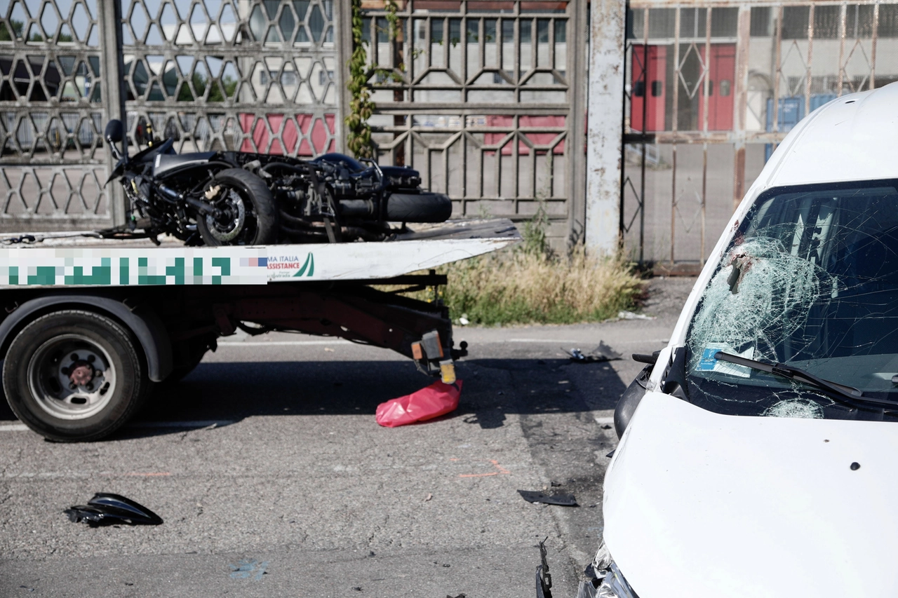 Incidente moto auto Pero