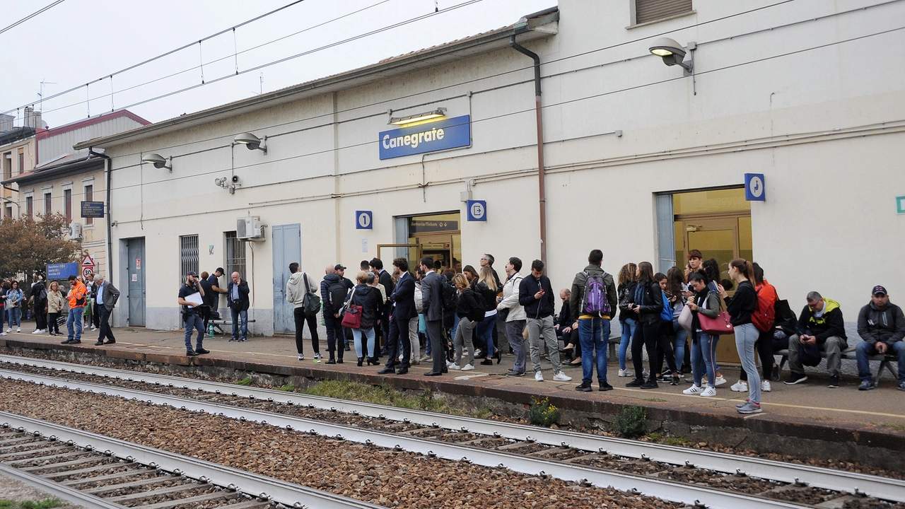 Pendolari in attesa del treno a Canegrate, stazione intermedia fra Parabiago e Legnano Pendolari in attesa del treno a Canegrate, stazione intermedia fra Parabiago e Legnano