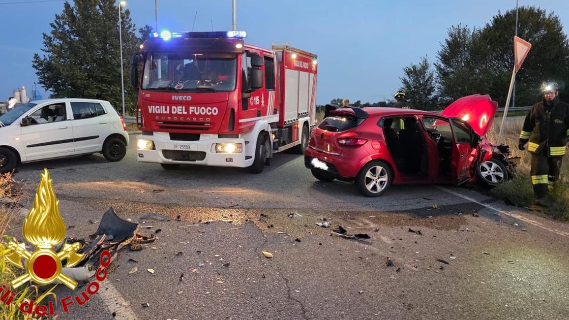 Frontale sulla Provinciale 22 a Casalpusterlengo: feriti quattro giovani Frontale sulla Provinciale 22 a Casalpusterlengo: feriti quattro giovani