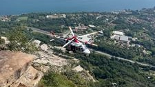 L'elicottero del Soccorso alpino mentre sorvola l'area in cui ha perso la vita l'82enne milanese