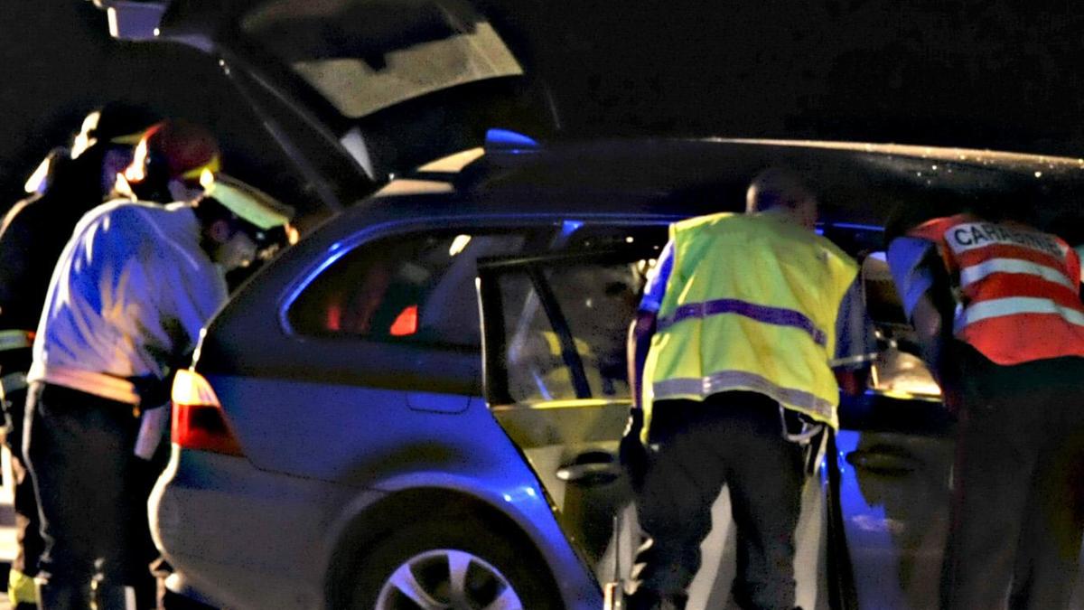 incidente con giallo a trezzano grave una 20enne e fuga dei pirati trovati fucile e cartucce nell8217auto abbandonata