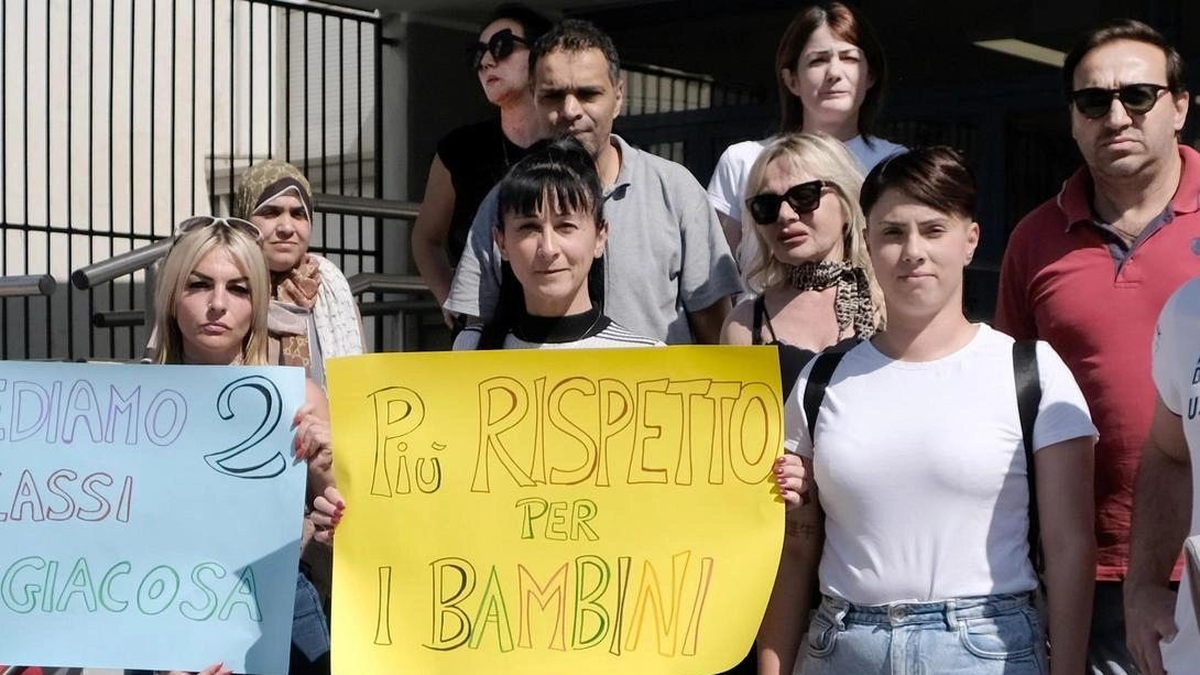 Genitori a Trezzano sul Naviglio protestano contro la chiusura di una classe elementare. Dopo mesi di battaglia, ottengono che la seconda classe venga mantenuta. Bambini e famiglie sollevati. Genitori a Trezzano sul Naviglio protestano contro la chiusura di una classe elementare. Dopo mesi di battaglia, ottengono che la seconda classe venga mantenuta. Bambini e famiglie sollevati.