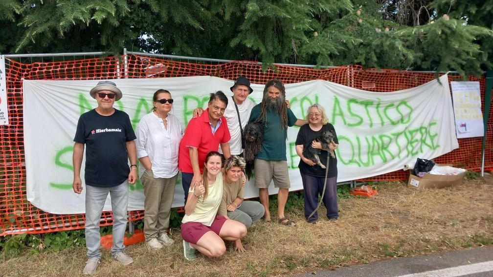 Sulle reti del cantiere per costruire il nuovo polo scolastico i difensori “green“ hanno collocato degli enormi striscioni, per far conoscere la loro battaglia ecologista a tutti i passanti del Comune varesotto. La lotta continua Sulle reti del cantiere per costruire il nuovo polo scolastico i difensori “green“ hanno collocato degli enormi striscioni, per far conoscere la loro battaglia ecologista a tutti i passanti del Comune varesotto. La lotta continua