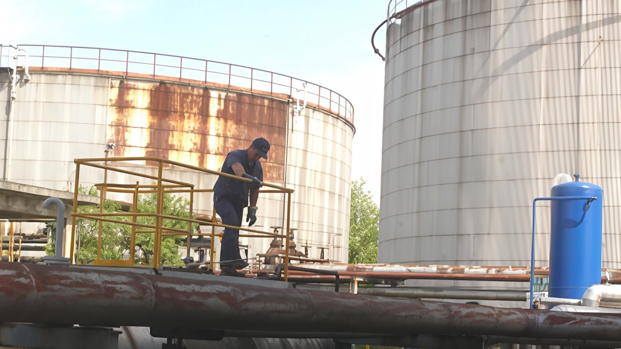 Dalle cisterne della Lombarda Petroli la notte del 22 febbraio 2010 furono sversate 2.400 tonnellate di gasolio e oli combustibili che dal Lambro arrivarono fino al Po Dalle cisterne della Lombarda Petroli la notte del 22 febbraio 2010 furono sversate 2.400 tonnellate di gasolio e oli combustibili che dal Lambro arrivarono fino al Po