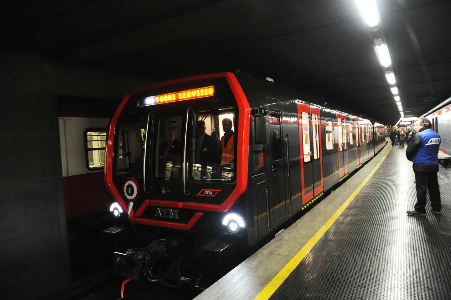 Metropolitana, riaprono le stazioni tra Pasteur e Cairoli dopo lo stop: la circolazione del metrò riparte