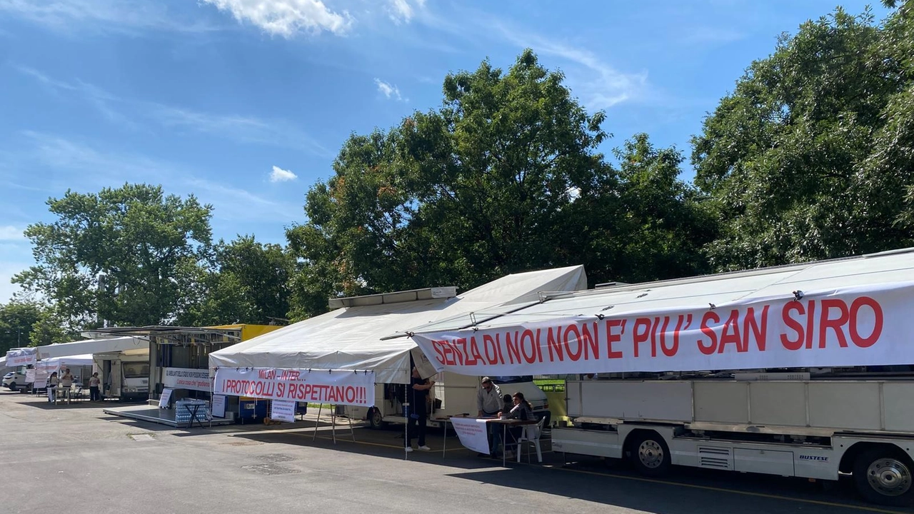 Protestano i 64 ambulanti che lavorano attorno allo stadio di San Siro: con Apeca (l’Associazione ambulanti di... Protestano i 64 ambulanti che lavorano attorno allo stadio di San Siro: con Apeca (l’Associazione ambulanti di...