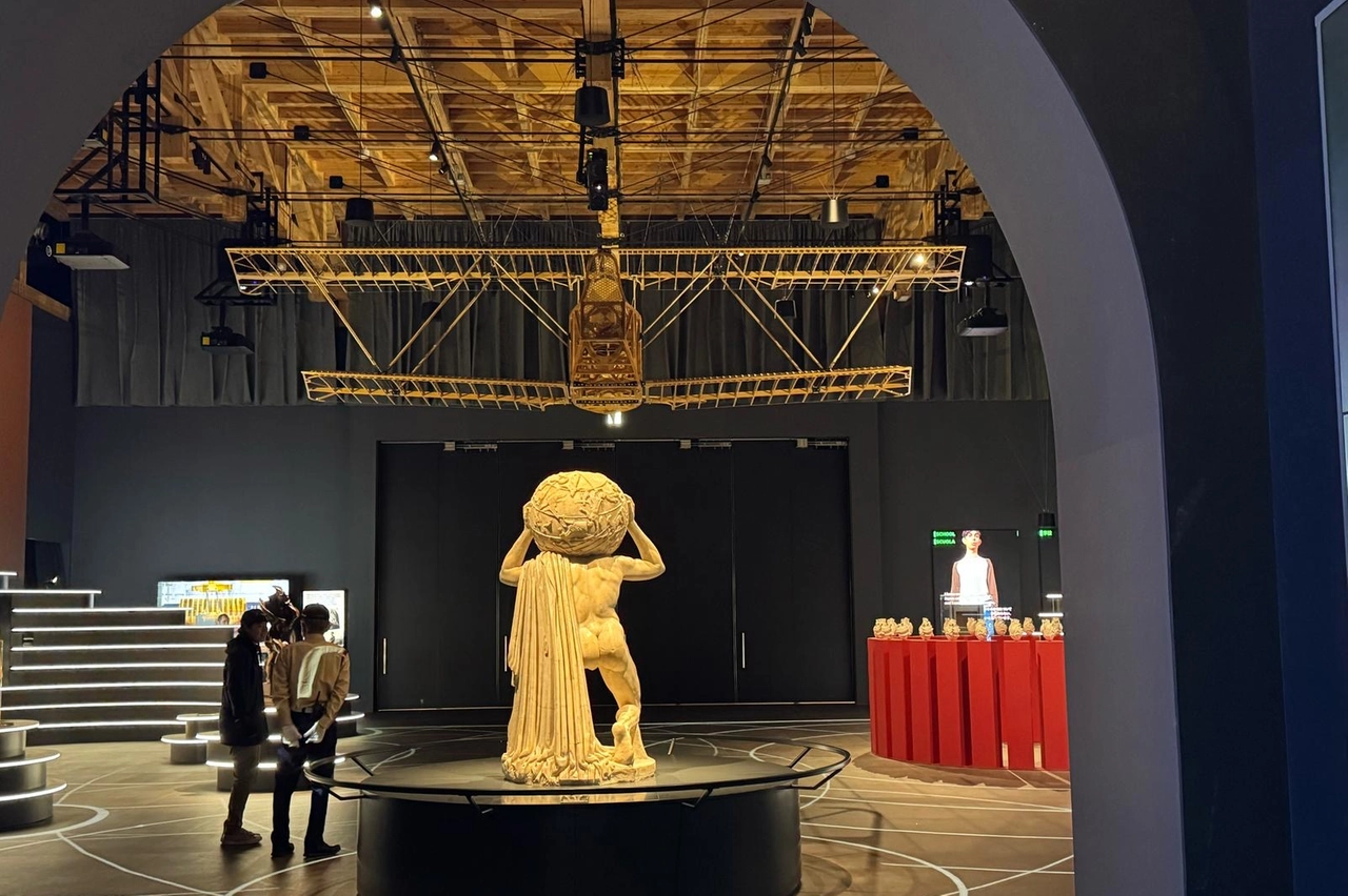 La riproduzione a grandezza naturale dell'aereo di compensato e cartone con cui il pilota Arturo Ferrarin, milanese d'adozione, nel 1920 compì la trasvolata Roma - Tokio, è esposta nel padiglione Italia all'Expo 2025 di Osaka