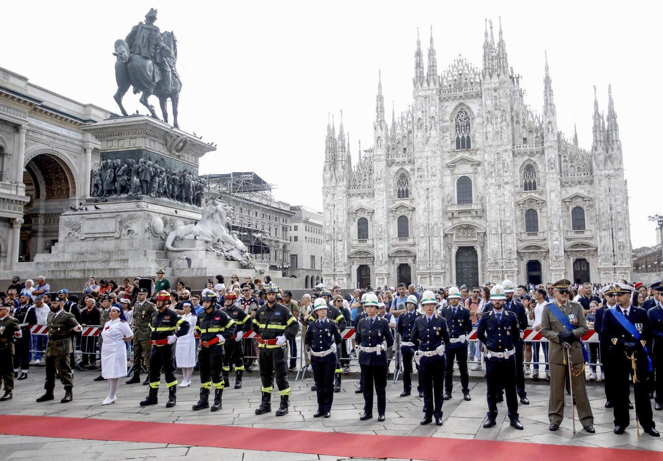 La cerimonia in Duomo. Folla per la parata: "Ritroviamo il senso della responsabilità" La cerimonia in Duomo. Folla per la parata: "Ritroviamo il senso della responsabilità"