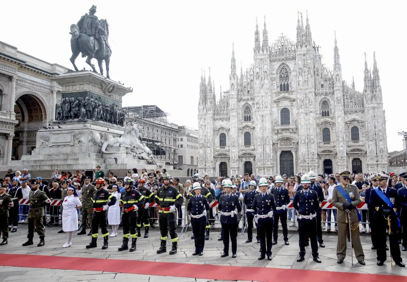 La cerimonia in Duomo. Folla per la parata: "Ritroviamo il senso della responsabilità"