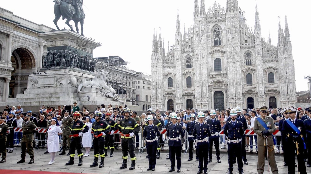 Il sindaco Giuseppe Sala: "Giusto il richiamo del presidente Mattarella". In piazza la Fanfara, le divise schierate e i vessilli di più associazioni. Poi la coda per scattere selfie e foto ricordo con il primo cittadino.