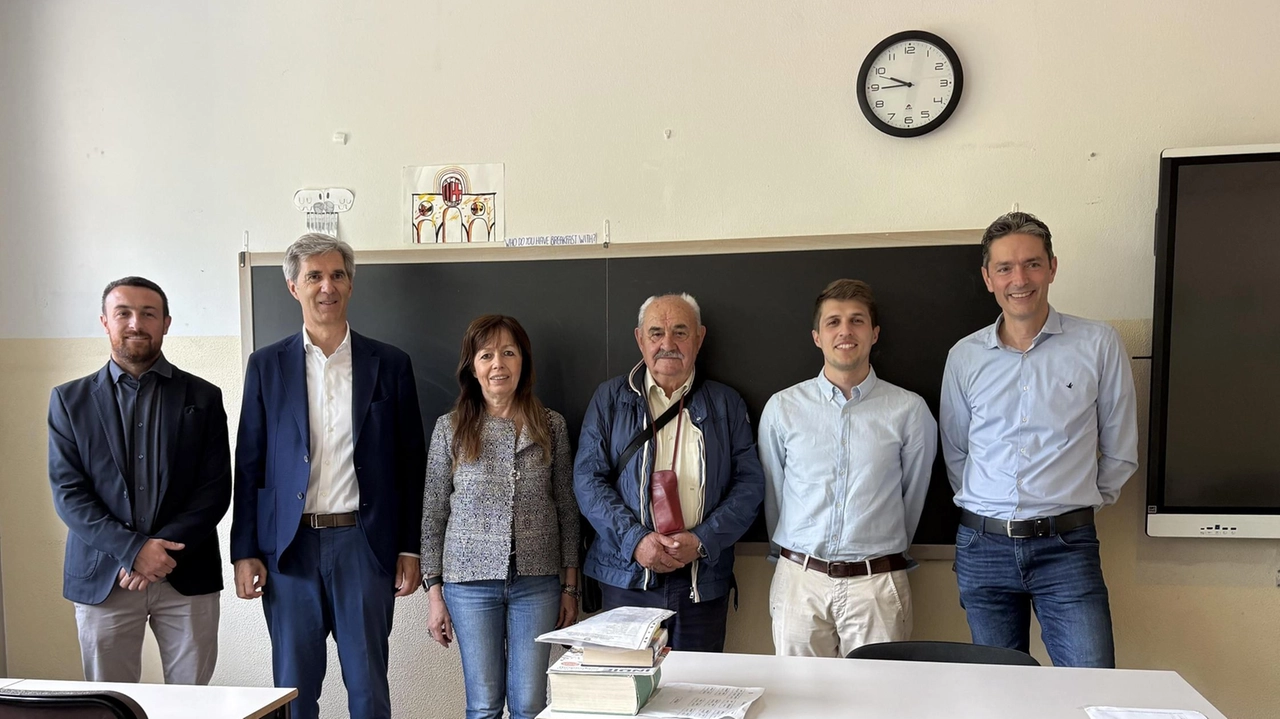 Il sindaco Marco Scaramellini tra gli assessori Simone Del Marco e Marcella Fratta gli ingegneri Enrico Moratti e Ennio Gadola e il consigliere comunale Luigi Proietti Il sindaco Marco Scaramellini tra gli assessori Simone Del Marco e Marcella Fratta gli ingegneri Enrico Moratti e Ennio Gadola e il consigliere comunale Luigi Proietti