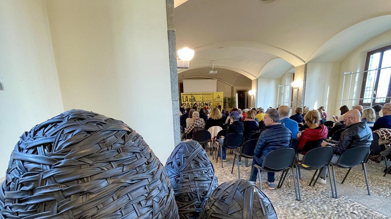 “Il colore giallo“, la personale di Armando Fettolini allestita nel Granaio di Villa Greppi, potrà essere visitata ancora oggi dalle... “Il colore giallo“, la personale di Armando Fettolini allestita nel Granaio di Villa Greppi, potrà essere visitata ancora oggi dalle...