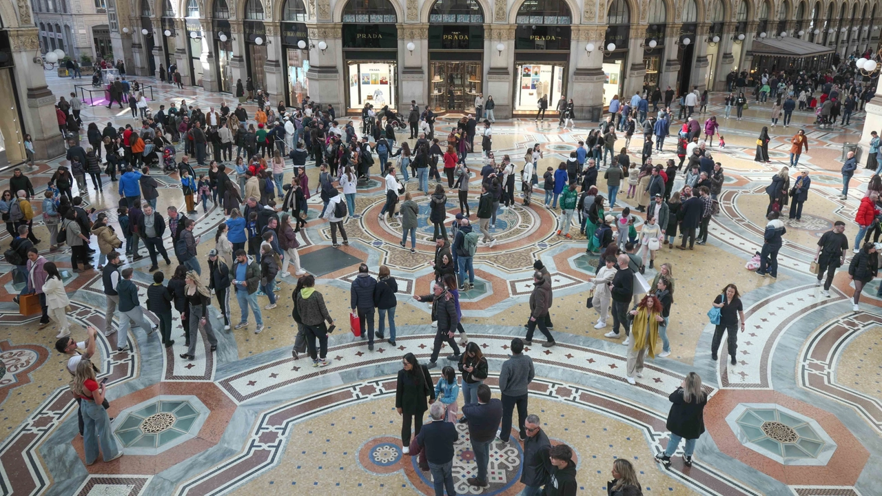La Galleria Vittorio Emanuele è presa d’assalto da turisti di tutto il mondo La Galleria Vittorio Emanuele è presa d’assalto da turisti di tutto il mondo