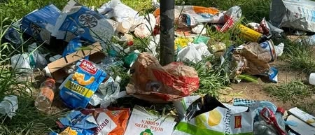 Seregno, al parco della Porada tra rifiuti ed erba alta: “Uno scenario vergognoso”