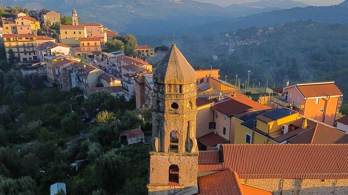Giovani in fuga dalla città. L’hotel in un ex convento: "Qui c’è la vita autentica"
