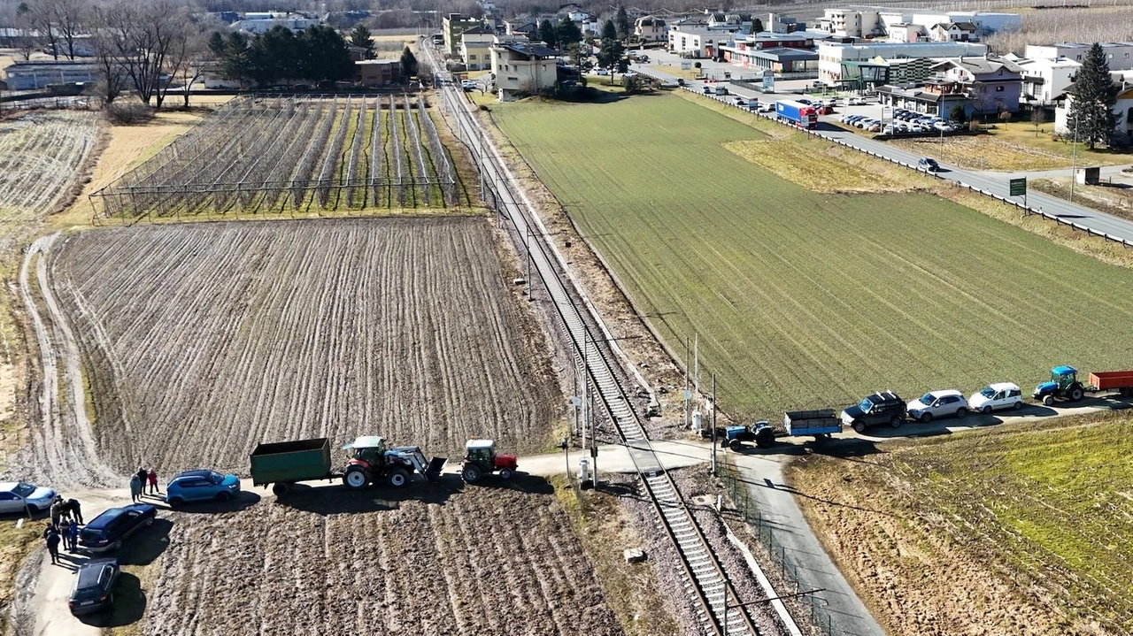 La fotografia dall’alto dei trattori degli agricoltori al passaggio a livello del Ranèe, a Bianzone, mostra meglio di mille parole...