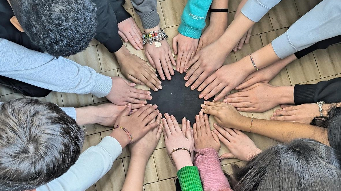 Le mani della solidarietà reciproca che portano amore e fratellanza Le mani della solidarietà reciproca che portano amore e fratellanza