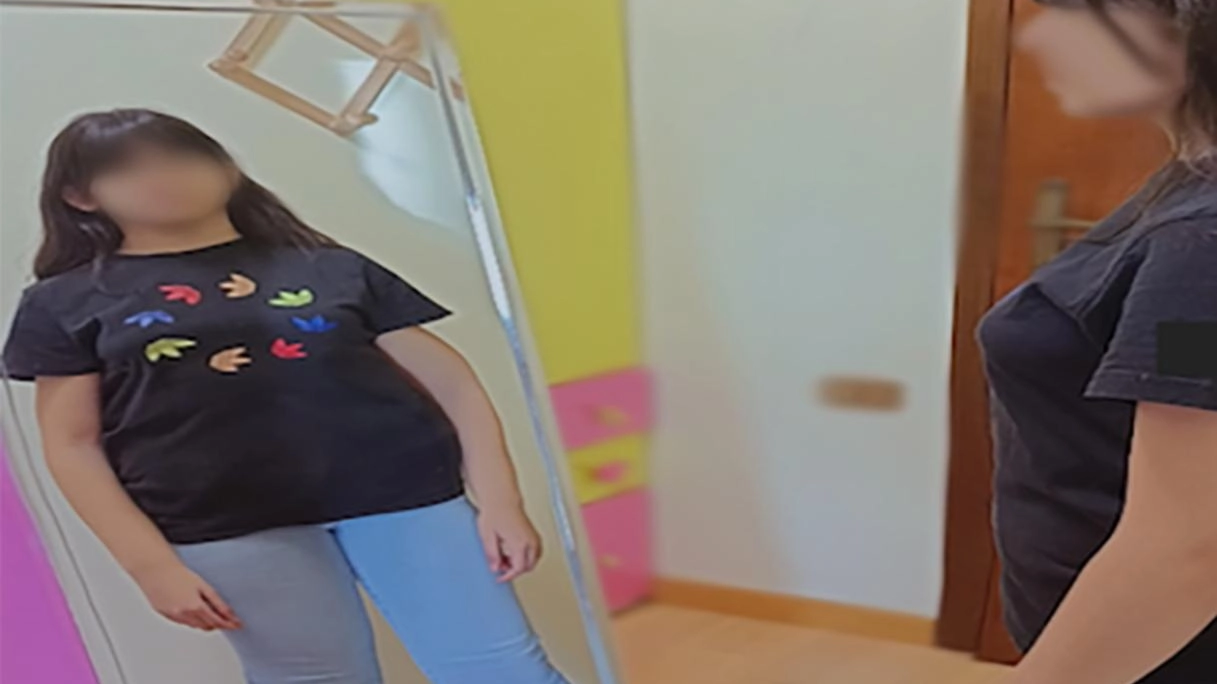 Un’immagine simbolica dell’anoressia: il riflesso nello specchio non mostra mai la realtà, ma solo la sofferenza interiore Un’immagine simbolica dell’anoressia: il riflesso nello specchio non mostra mai la realtà, ma solo la sofferenza interiore