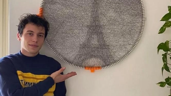 Guglielmo Fadabini, 22 anni con una delle opere realizzate dal robot Guglielmo Fadabini, 22 anni con una delle opere realizzate dal robot
