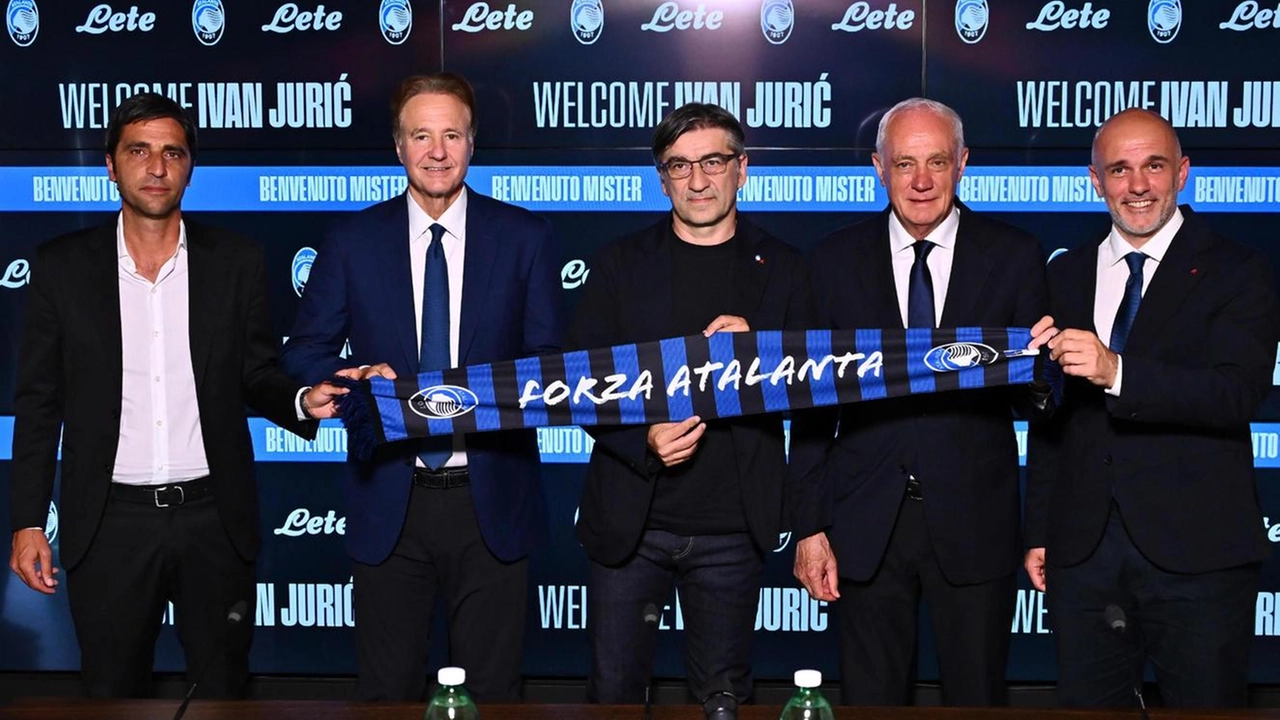 Il tecnico dell’Atalanta Ivan Juric e lo stato maggiore della società: Stephen Pagliuca, Antonio e Luca Percassi e Tony D’amico Il tecnico dell’Atalanta Ivan Juric e lo stato maggiore della società: Stephen Pagliuca, Antonio e Luca Percassi e Tony D’amico