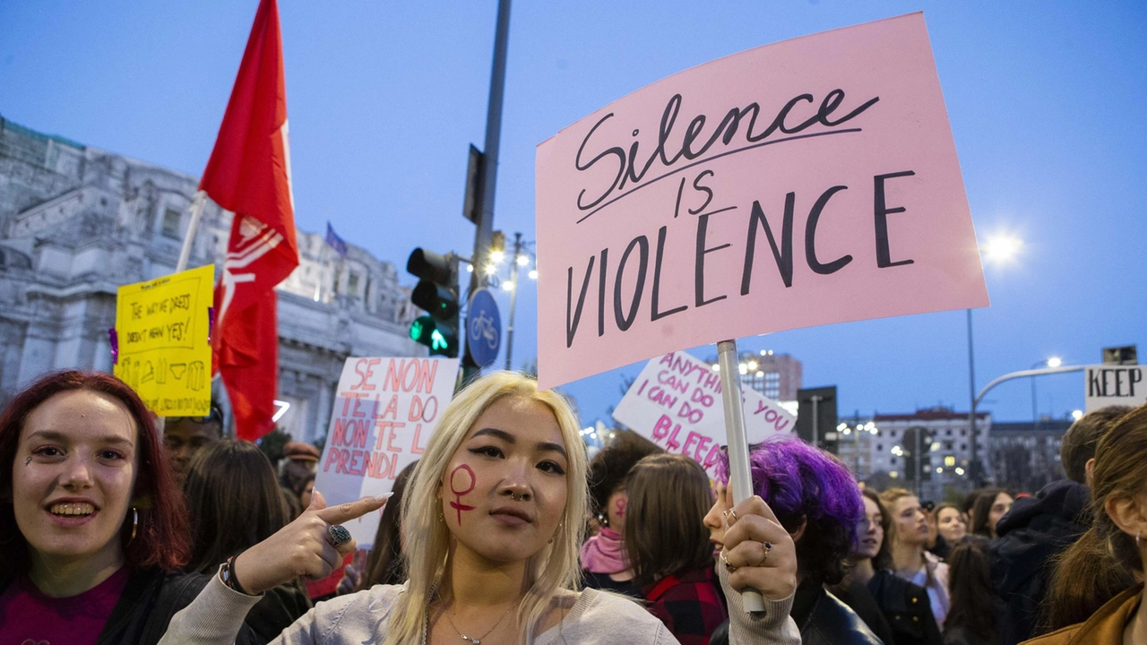 Manifestazione in Centrale contro la violenza sulle donne; sotto, la prima puntata della nostra inchiesta sugli abusi Manifestazione in Centrale contro la violenza sulle donne; sotto, la prima puntata della nostra inchiesta sugli abusi