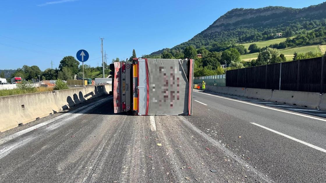 pavia camion ribaltato sul raccordo autostradale illeso il conducente