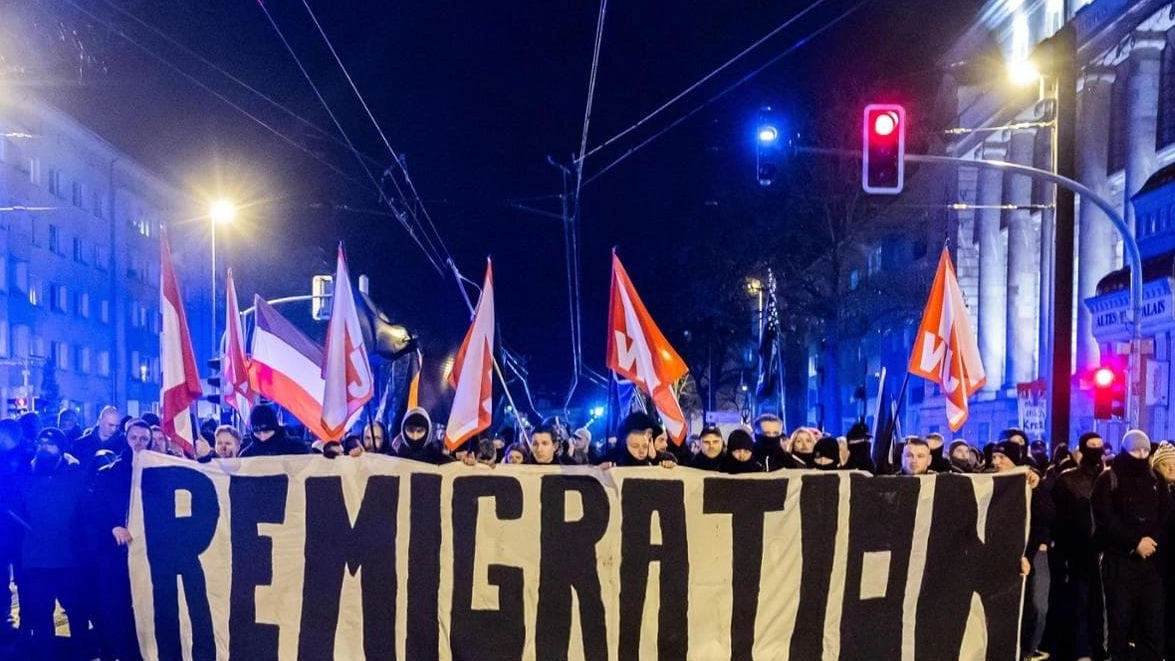 Una manifestazione anti-immigrazione in Germania con lo striscione “Remigration“ Una manifestazione anti-immigrazione in Germania con lo striscione “Remigration“