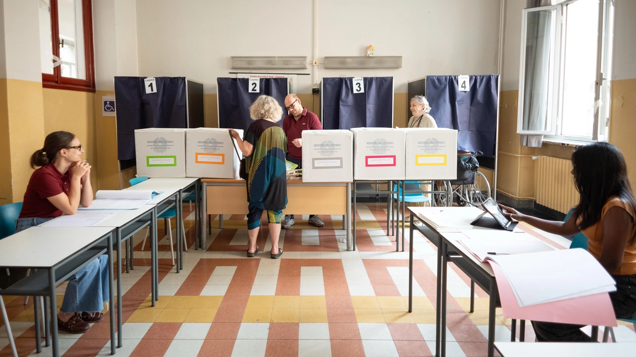 Un seggio a Milano per la consultazione referendaria: oltre 1 milione in città i potenziali cittadini al voto
