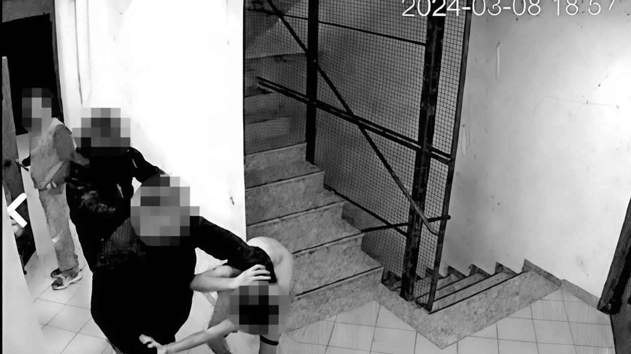 Frame di un video che documenta le violenze all’interno del carcere minorile