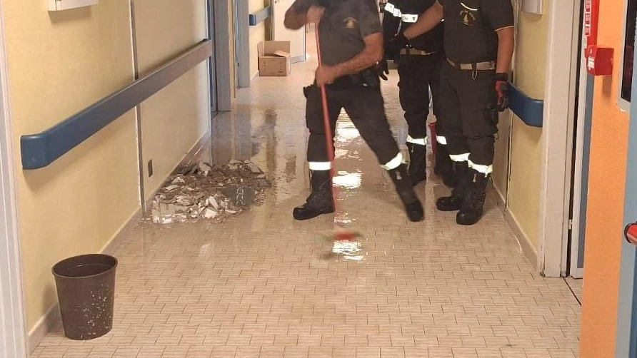 I vigili del fuoco in uno dei corridoi dei quattro piani dell’ospedale Delmati allagati
