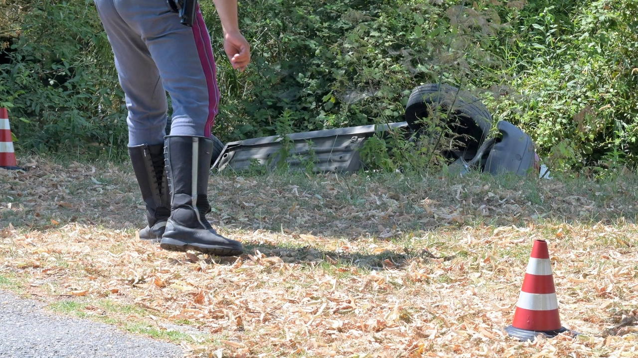 I poliziotti sul luogo dell’incidente stradale hanno effettuato i rilievi