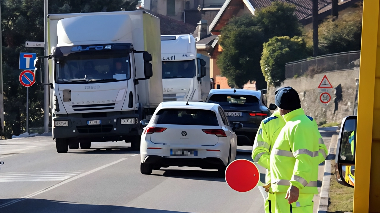 Senso unico alternato sulla vecchia Lecco-Ballabio per lavori di consolidamento dei cigli di valle