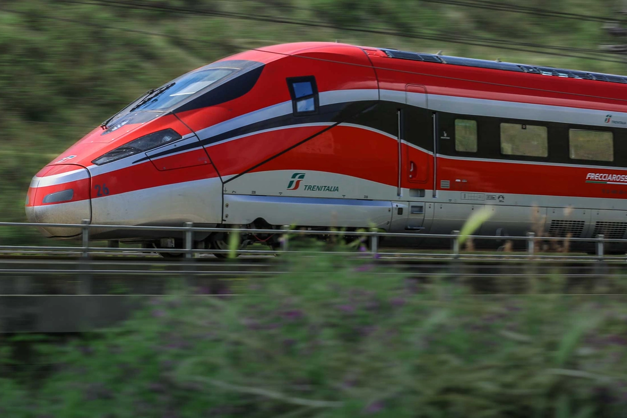 Un Frecciarossa 1000 lanciato sui binari: può raggiungere i 400 chilometri orari di velocità