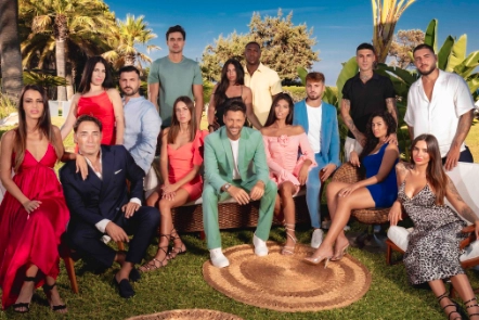 Filippo Bisciglia, conduttore di Temptation Island, con le coppie dell'edizione di settembre 2024