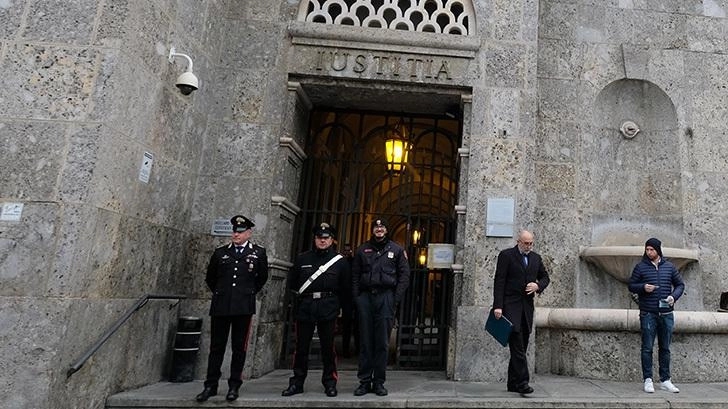 Era diventato il terrore delle impiegate dei Servizi sociali e delle operatrici dell’Area Minori e Famiglie del Comune, ritenute colpevoli...