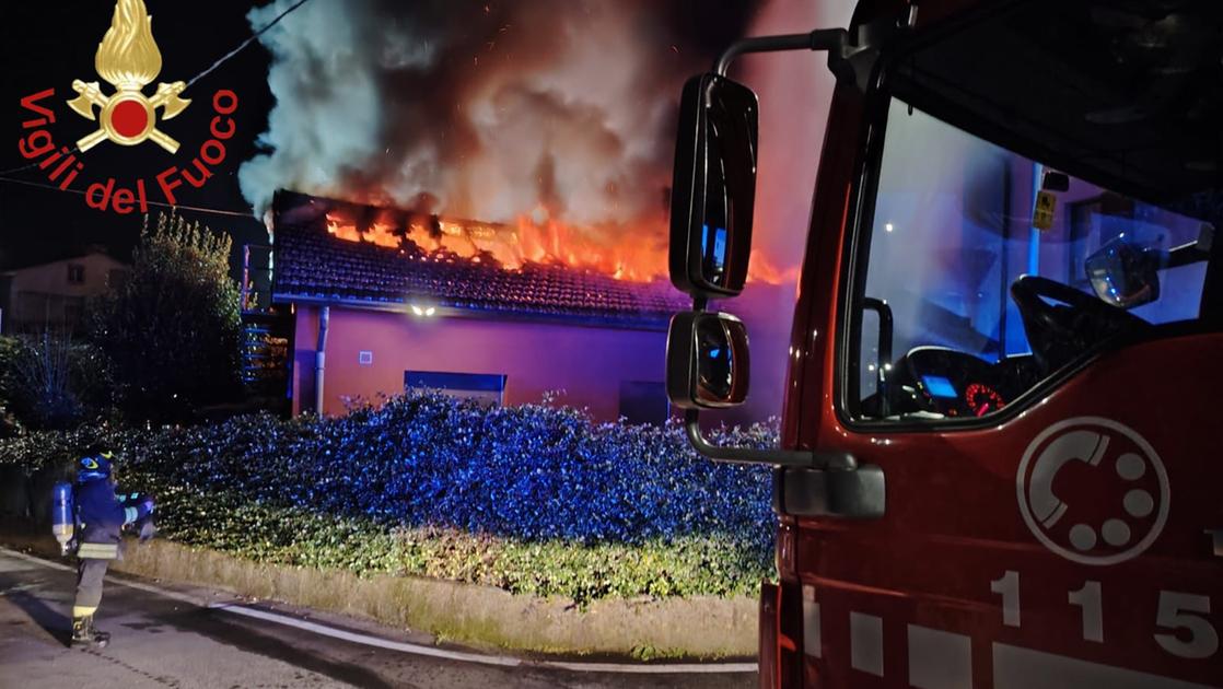 Cantù incendio da Ilgiorno.it cantù incendio distrugge il tetto di una casa evacuati due anziani